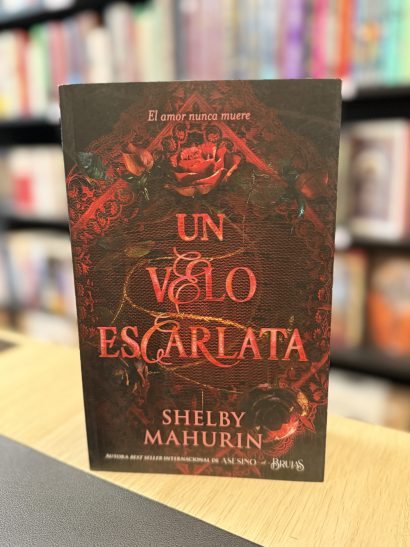 UN VELO ESCARLATA